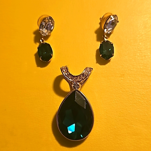 Green Emerald Rhinestone Pendant/Necklace w/Matching Earrings (Pierce Post) - Picture 3 of 5